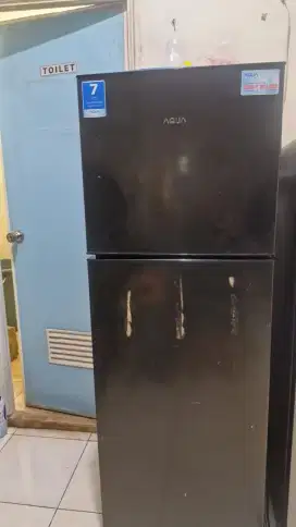 Kulkas 2 pintu Aqua