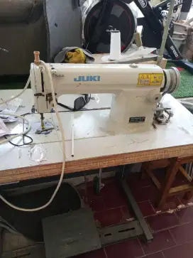 Mesin jahit  juki