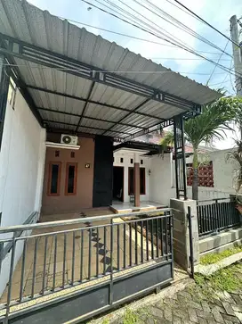 DISEWAKAN RUMAH UNTUK PASUTRI / KELUARGA DIPERUM TEMBALANG SEMARANG