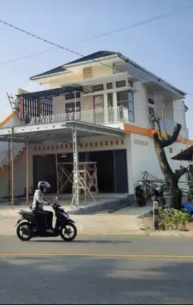 Ruko dua lantai di pinggir jalan raya