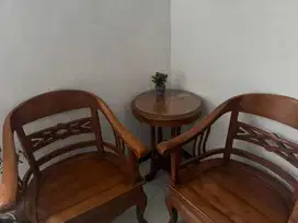 Bangku kayu untuk santai di depan rumah
