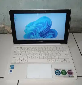 Asus E202S IntelN3050/Ram2/Ssd128/Led11.6/Netbook Laptop Notebook