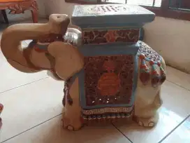 Keramik gajah duduk