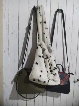 2  tas wanita branded bonus tas bulu biasa