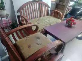 Kursi jati berat banget ada 2 kursi dan meja