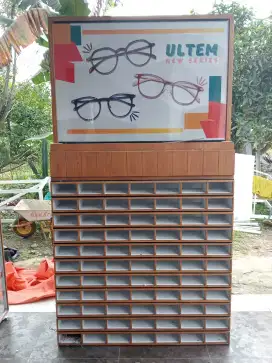 Rak etalase kaca mata