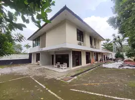 Disewakan Rumah Cocok Utk Usaha/Kantor Parkir Luas Area Kemang