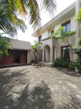 Disewakan Rumah Compound Modern Tropical Ala Vila di Pejaten Barat