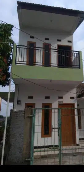 Disewakan rumah kontrakan 2 lantai pinggir jalan perumahan
