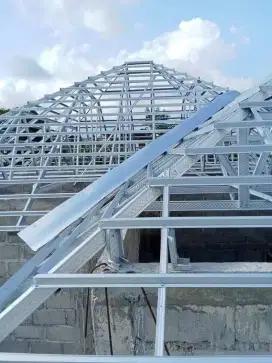 Rangka atap baja ringan & plafon pvc terpasang