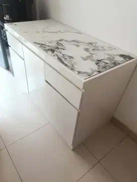 Meja dapur piring dan sendok