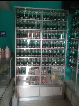 Jual cepat etalase parfum + dengan 200 botolnya. bekas seperti baru.
