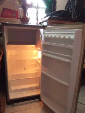 Di jual kulkas 1 pintu merk Sanyo