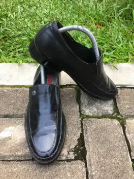 Sepatu Second Original Slip On Pria Pierre Cardin