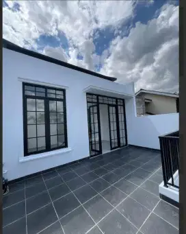 Rumah  Modern Klasik siap Hun   dekat Stasiun Kencana Loka BSD