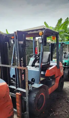 DIJUAL FORKLIFT TOYOTA 3 TON MAST STANDART 3 METER LANGSUNG PEMILIK