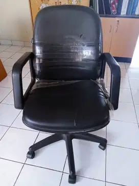 Kursi kantor INDACHI hidrolik dan beroda