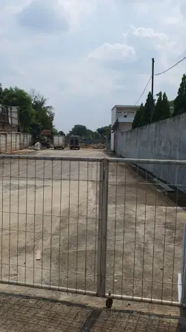 parkiran kendaraan besar dan kecil di pasir angin