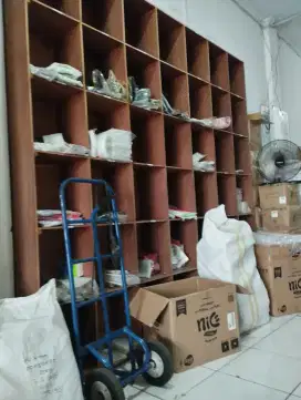 dijual rak kayu bekas pemakaian toko tisu dan plastik
