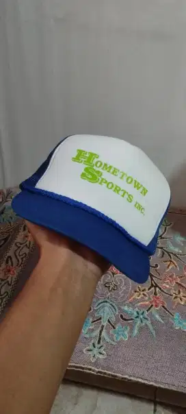 Trucker cap Yupoong 
Hometown Sports inc
All size
Full tag