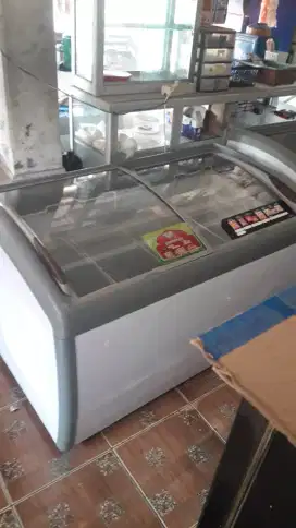 Freezer sleding kaca merk GEA kapasitas 360 liter masih orsinil