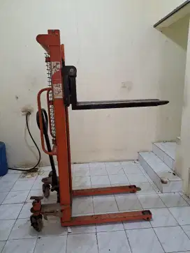 Hand Stacker/Hydraulic Elevator. Merek : OMI, 1 ton