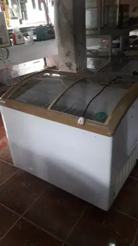 Freezer sleding kaca merk HAIER kapasitas 260