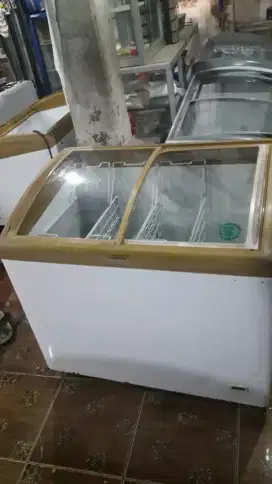 Freezer sleding kaca merk AUCMA kapasitas  260 liter masih orsinil