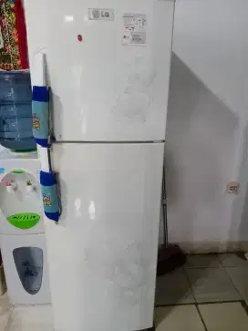 Dijual kulkas 2 pintu lokasi tarok dipo