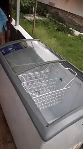 Freezer sleding kaca merk HAIER kapasitas 330 liter siap pakai