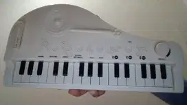 Mini piano kece yaa buat mainan usia 14 keatas pastinyaa.