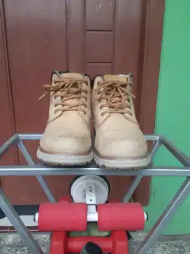 Sepatu caterpillar midle boots size 40 dan 41