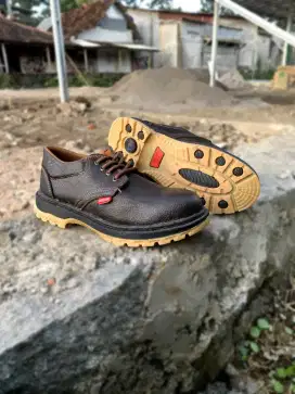 Sepatu Safety Besi Kerja Proyek Kitchen PLN PKL