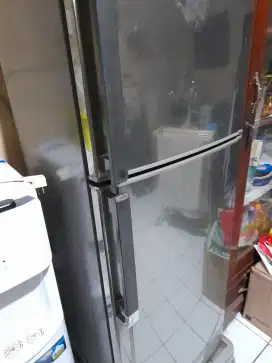 Kulkas 2 pintu bekas (Sharp)