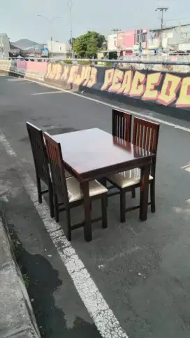 Meja makan kayu 1 set 4 kursi
