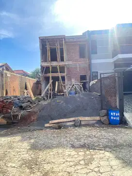 Di jual rumah baru on proses dengan 3 kamar tidur dan 2 kamar mandi