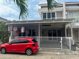 Dijual Rumah 2 Lantai 5 Kamar Tidur HOEK
