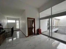 Rumah Luxury Cantik Adem Strategis di Mainroad Setraduta Bandung