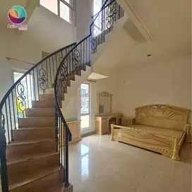 Rumah mewah 2 lantai dekat mall living world kota wisata
