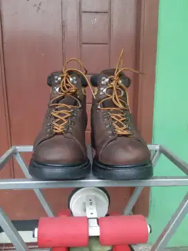 Caterpillar monkey boots 42