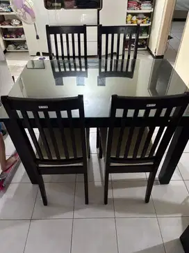Meja makan dengan 4 kursi