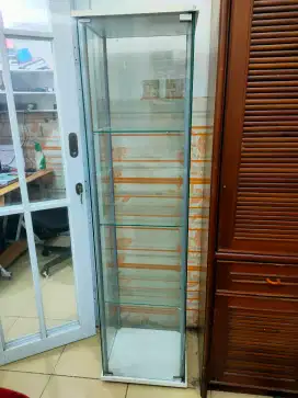 Lemari Pajangan Kaca Informa