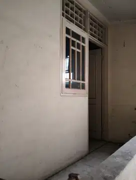 dijual rumah tua di taman Surya 3.
