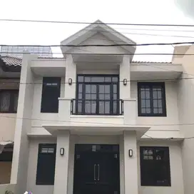 Dijual Rumah 2 Lantai Baru Renov di Regency Kuda Dua Surabaya Pusat