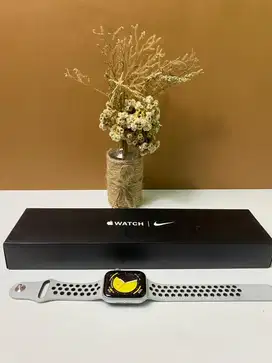 Apple Watch SE Gen 1 44mm Nike Series