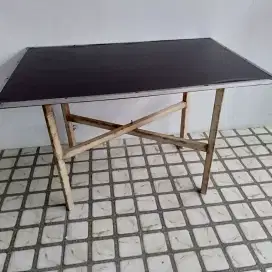 Meja kayu lipat