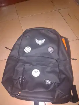 Tas hitam tahan air
