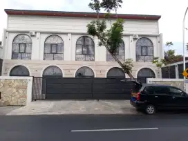 Rumah strategis pinggir jalan, mewah ada kolam renang