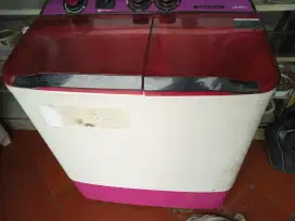 Mesin cuci dua tabung merk Aqua kondisi msh mulus siap pakai