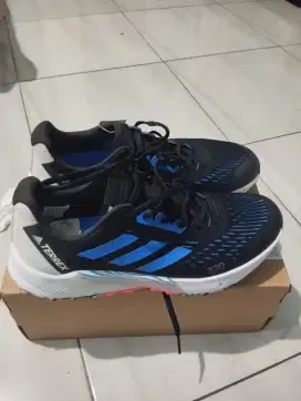 Sepatu Adidas ukuran 42